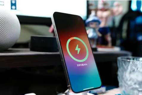 云安苹果15换屏服务分享用什么充电器给iPhone15充电更好 